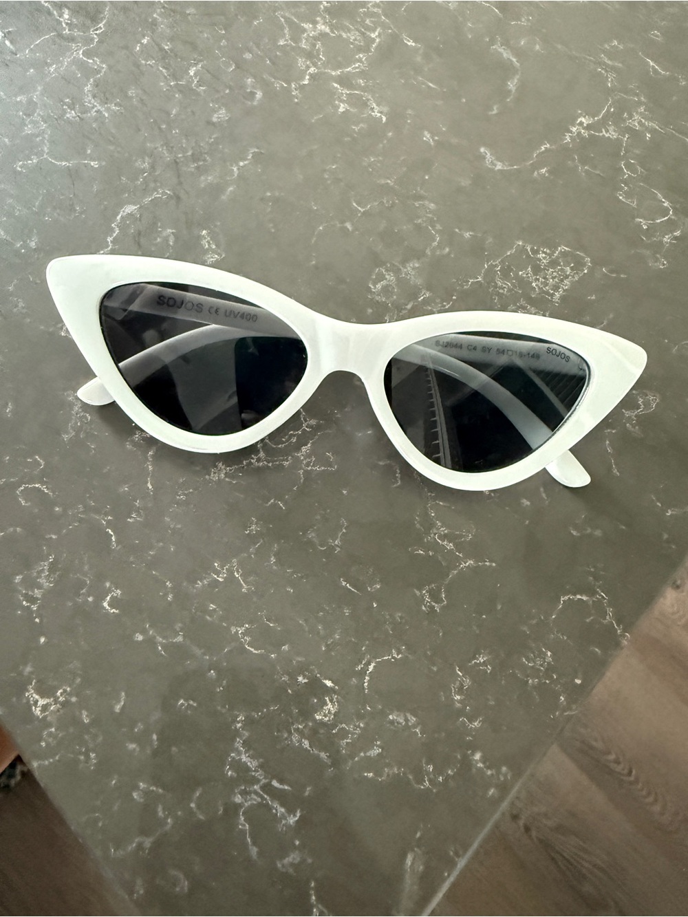White Cat Eye Sunglasses - Classic Retro Women’s Shades - Picture 1 of 4